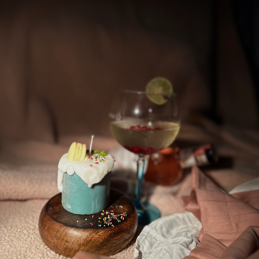 PASTRY CANDLE TOPPED WITH MACARON