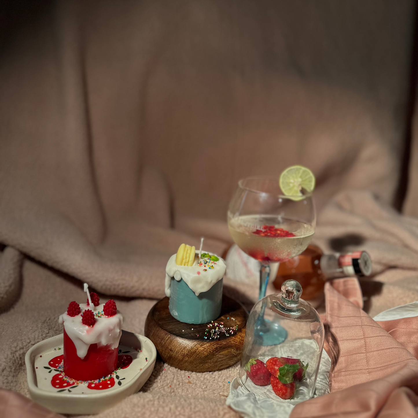 PASTRY CANDLE TOPPED WITH MACARON